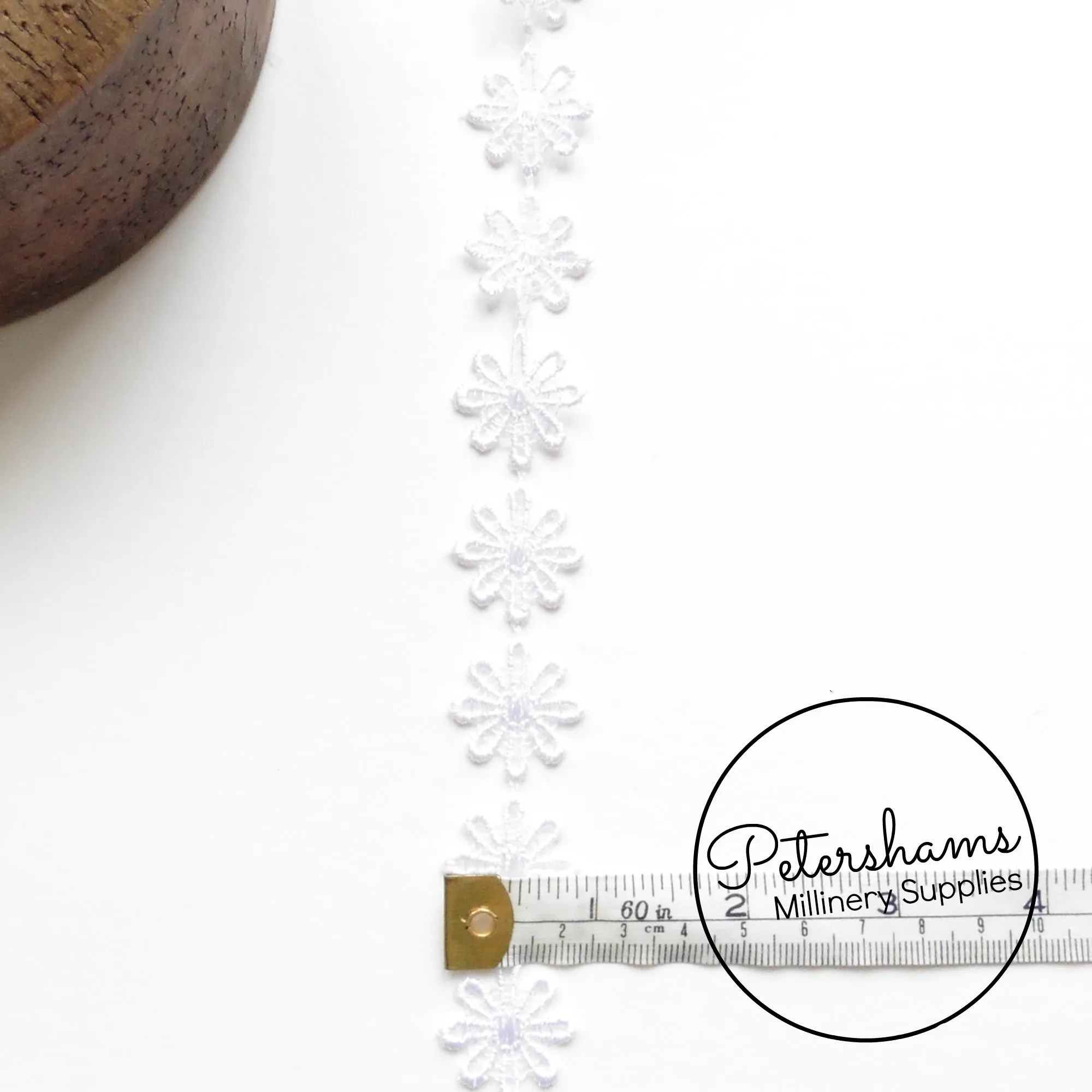2.5cm (1 inch) Wide Guipure Lace Daisy Flower Embroidered Trim - 1m